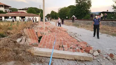 Fırtınanın yıktığı duvarın altında kalan kadın hayatını kaybetti