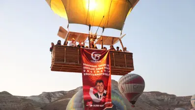 Kapadokya'da balonlar bayraklarla havalandı