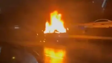 Bağcılar TEM Otoyolu'nda otomobil alev alev yandı