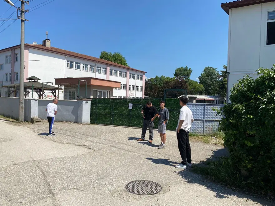 Okulda akran zorbalığı: 3 öğrenci arkadaşını dövüp kameraya çekti 5