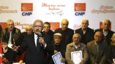 Kılıçdaroğlu Maltepe'de tapu dağıtım törenine katıldı