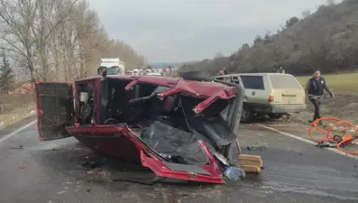 Ankara’da iki otomobil kafa kafaya çarpıştı: 4 ölü, 2 yaralı