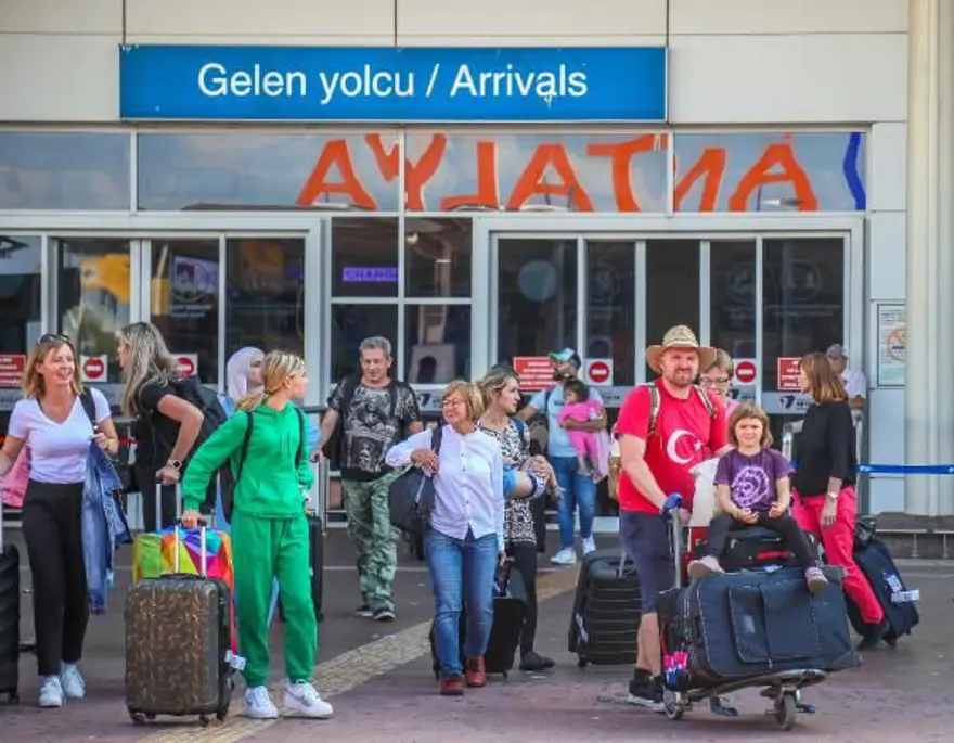 Antalya'da turist akınında yüzde 8 artış 1