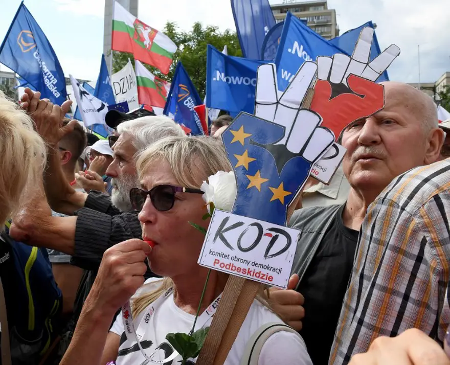 Polonya'da anayasada değişiklik protesto edildi 3