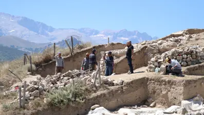Niğde'deki höyük kazısında Pers dönemine ait alçı surlar bulundu