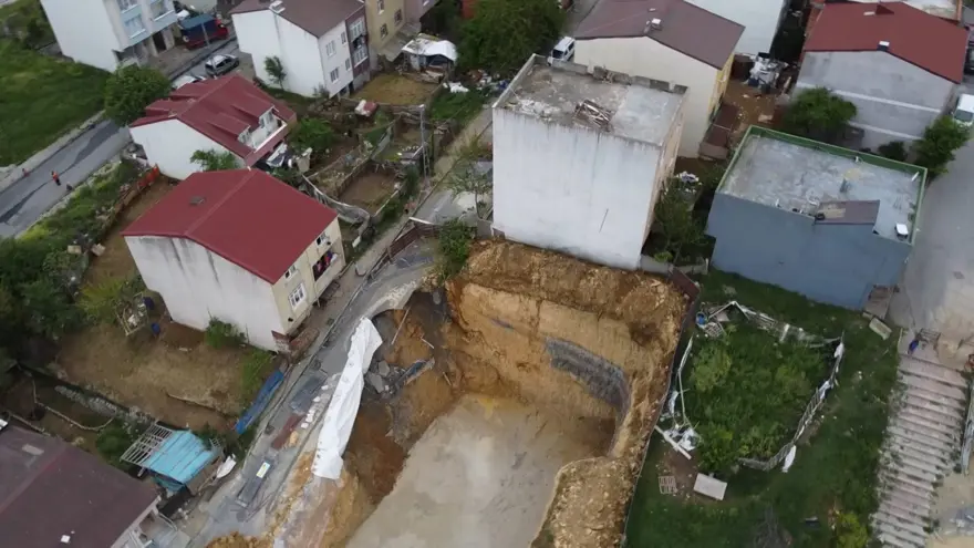 İstanbul’da temel kazısı sırasında yol çöktü 3