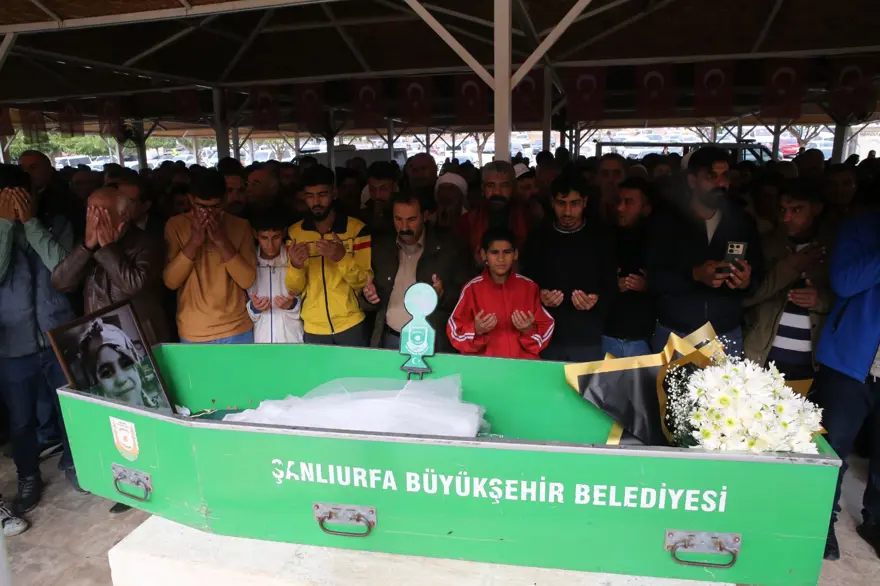 Feriköy Mezarlığı’nda katledilen küçük Şirin’e gözyaşlarıyla veda 4