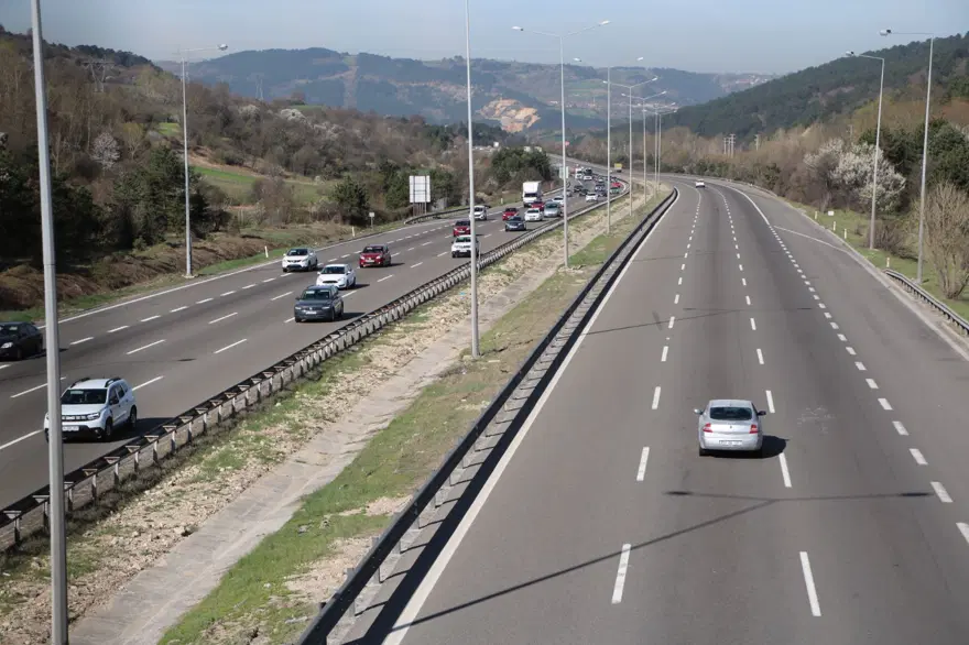 Bolu geçişinde bayram trafiği yoğunluğu azaldı 4 Bolu geçişinde bayram trafiği yoğunluğu azaldı 4