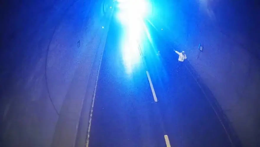 Cumhurbaşkanı Erdoğan'ın konvoyu geçmeden bir dakika öncesi! Polislerin dikkati kazayı önledi 1