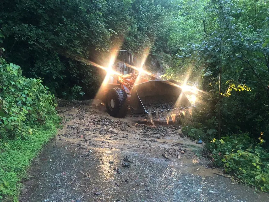 SÜRMENE'DE 8 MAHALLEYE ULAŞIM SAĞLANAMIYOR 8 SÜRMENE'DE 8 MAHALLEYE ULAŞIM SAĞLANAMIYOR 8