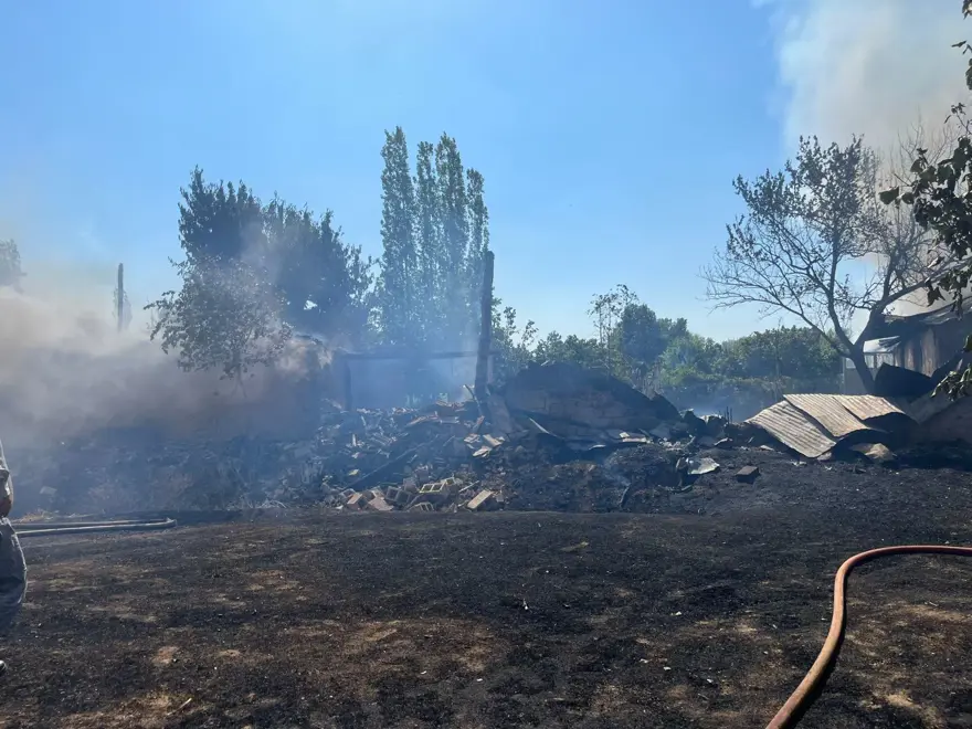 Yerdeki çöpleri yakmak istedi: 2 evi küle döndü 1