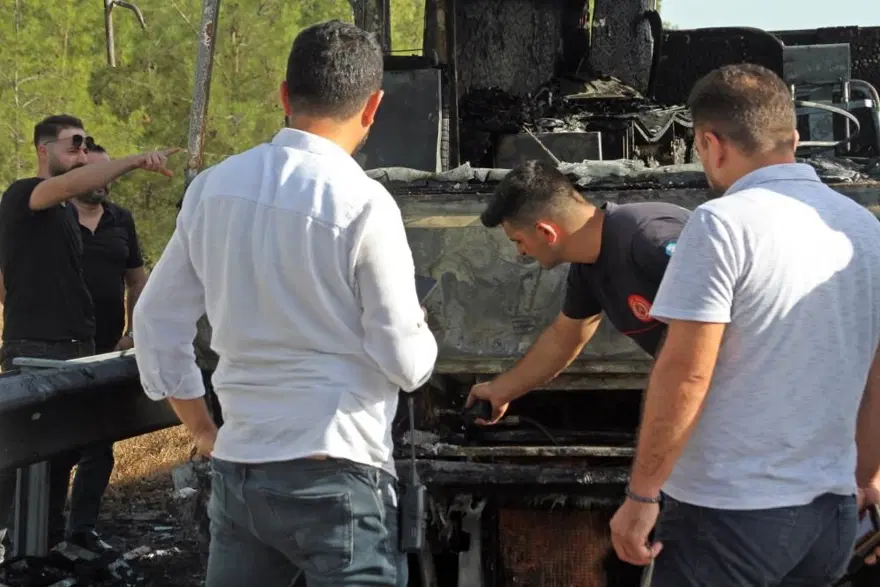 Karavana çevrilen midibüste feci ölüm (Cesedin yanında yangın tüpü bulundu) 6 Karavana çevrilen midibüste feci ölüm (Cesedin yanında yangın tüpü bulundu) 6
