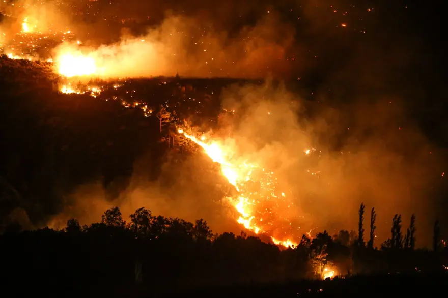 Mersin'deki orman yangını: 4 mahallede 373 ev boşaltıldı 