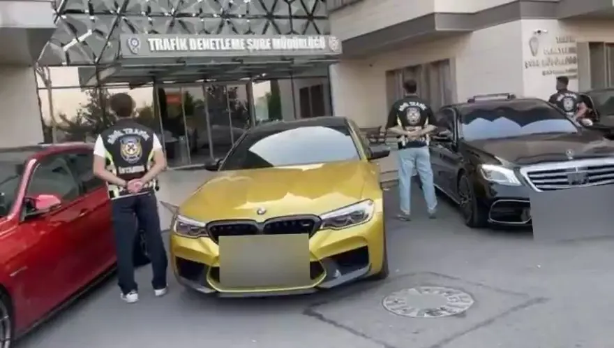 İstanbul’da otoyolu birbirinekatan çakarlı konvoydaki sürücülere gözaltı: Bakan Yerlikaya’dan vatandaşlaraçağrı 3 İstanbul’da otoyolu birbirinekatan çakarlı konvoydaki sürücülere gözaltı: Bakan Yerlikaya’dan vatandaşlaraçağrı 3