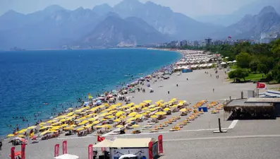 Sıcak havaya rağmen sahiller doldu taştı