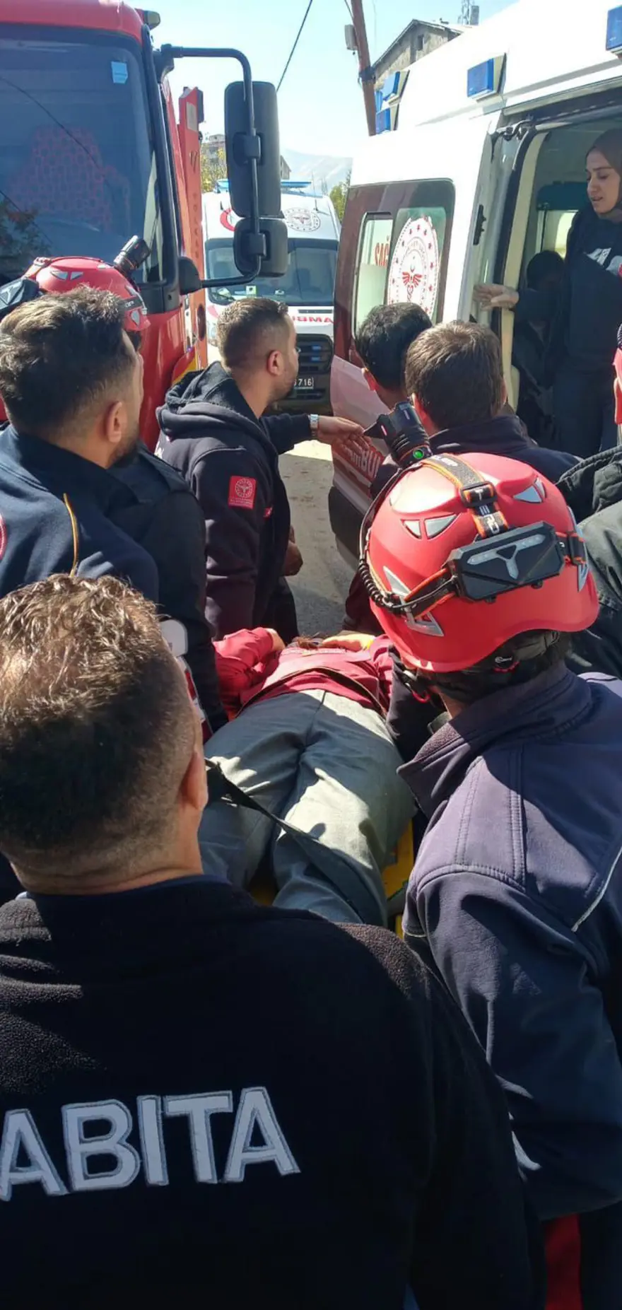 Yolcu treni, öğrenci servisine çarptı: Yaralılar var 3 Yolcu treni, öğrenci servisine çarptı: Yaralılar var 3