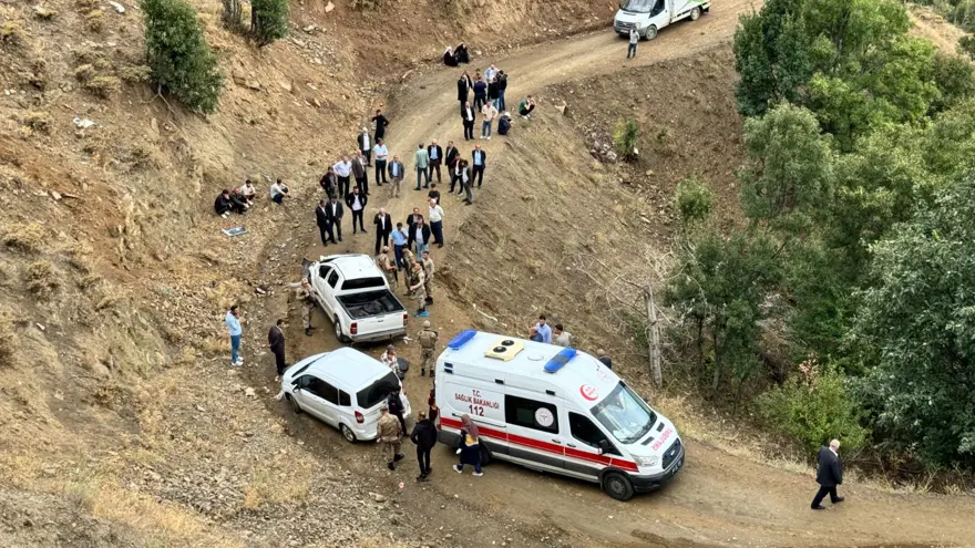 Önce şehitten sonra ailesinden acı haber: Cenaze için yola çıkan yakınları şarampole yuvarlandı 3 Önce şehitten sonra ailesinden acı haber: Cenaze için yola çıkan yakınları şarampole yuvarlandı 3