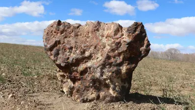 Tarlada bulduğu gök taşını 180 bin dolara sattı