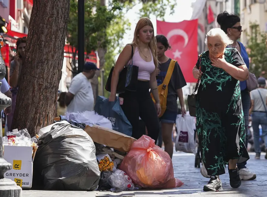 İzmir sokaklarındaki çöplere mazotla haşere önlemi 5 İzmir sokaklarındaki çöplere mazotla haşere önlemi 5