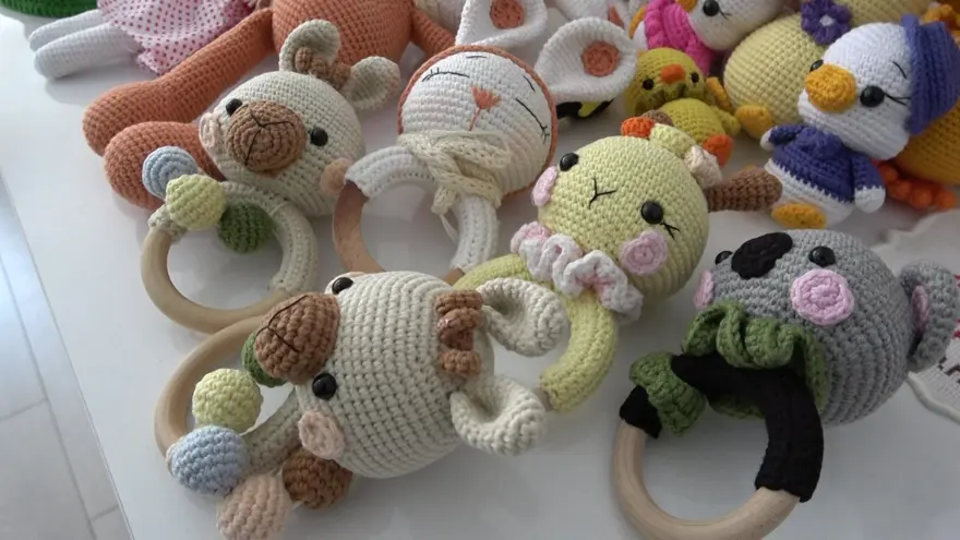 28 yaşındaki depremzede annenin el emeği: İlk ördüğü bebekleri depremzede çocuklara hediye etti 4