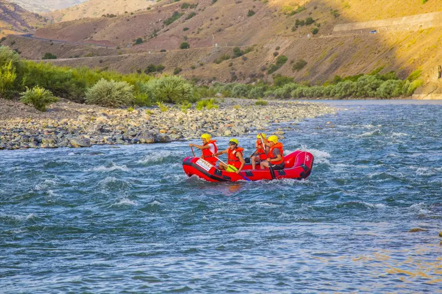 Elazığ'da Murat Nehri'nde rafting heyecanı 9 Elazığ'da Murat Nehri'nde rafting heyecanı 9