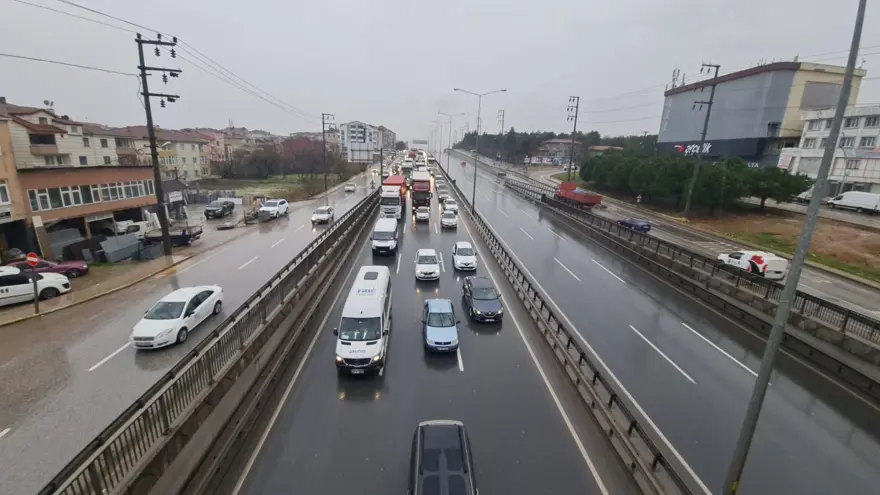 TIR köprünün altına sıkıştı, D-100 ulaşıma kapandı 5