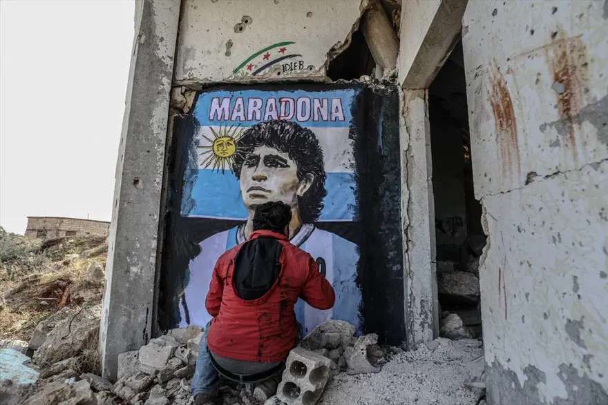 Maradona'nın resmi İdlib'de yıkılan bir evin duvarına çizildi 4