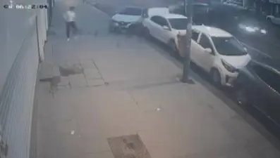 Direksiyon hakimiyetini kaybetti, park halindeki araçlara çarptı