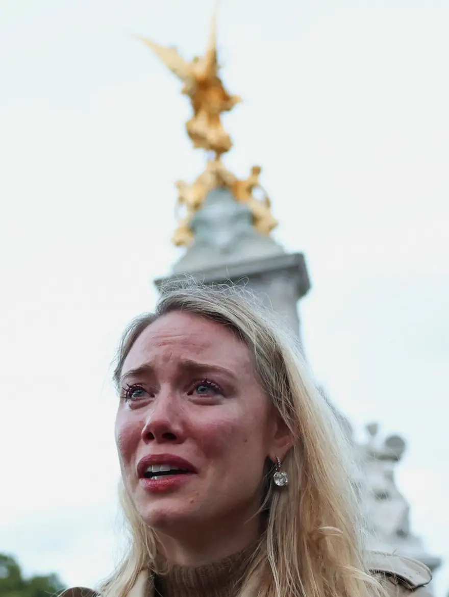 İngiltere'de yas: Halk Buckingham Sarayı'na akın etti 4