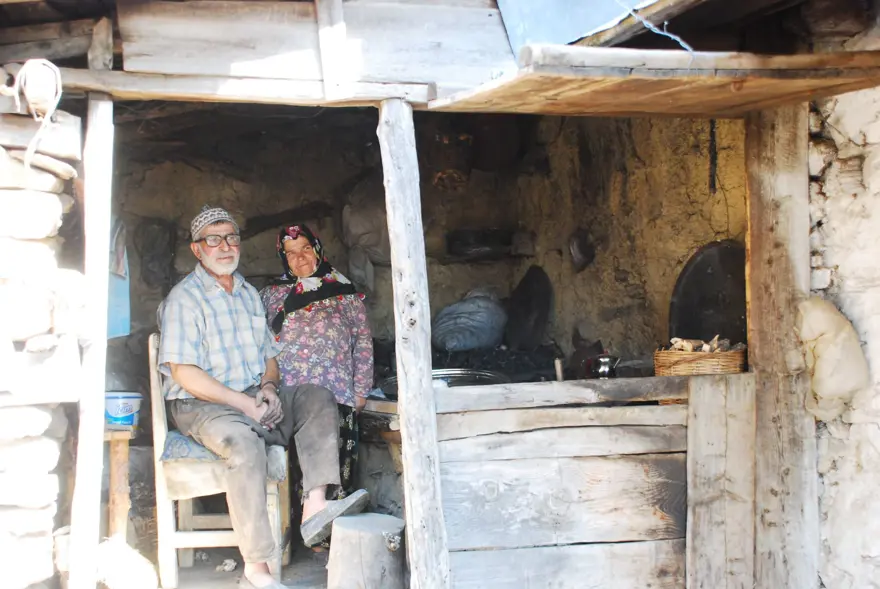 Çırak bulamayan 79 yaşındaki kalaycı ustası eşiyle birlikte çalışıyor 10