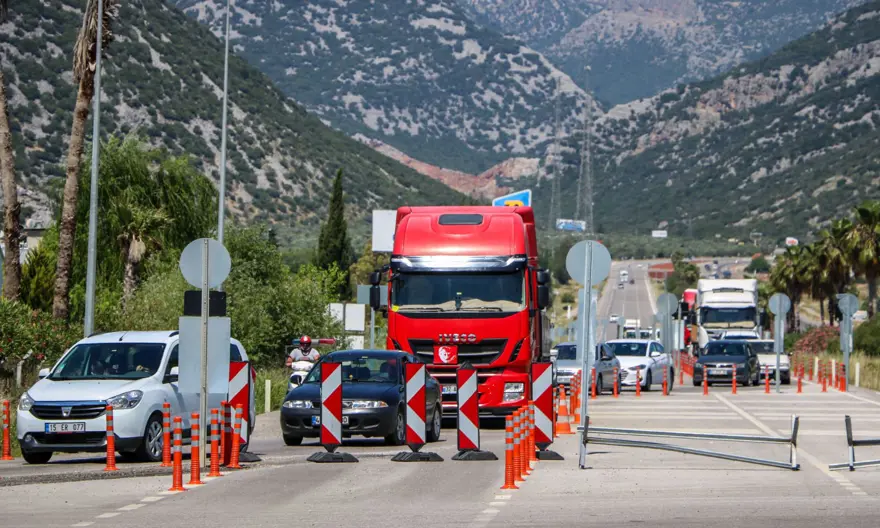 Antalya girişinde uzun araç kuyruğu 6