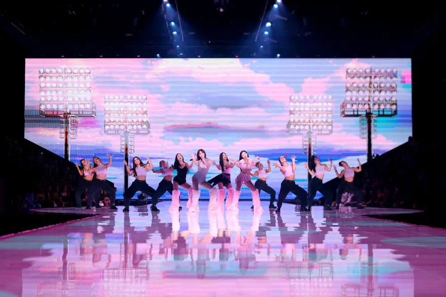 Victoria’s Secret defilesinde büyük sürpriz: 9 aylık hamile model podyumda 6