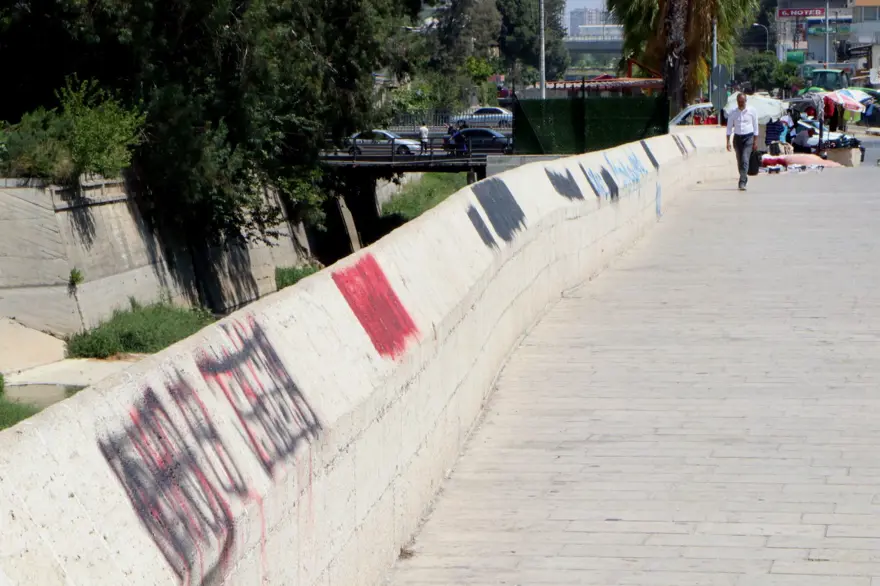 16 asırlık Taşköprü'nün sprey boya çilesi bitmiyor 10