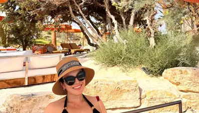 Karnı burnunda Ezgi Mola'dan bikinili pozlar