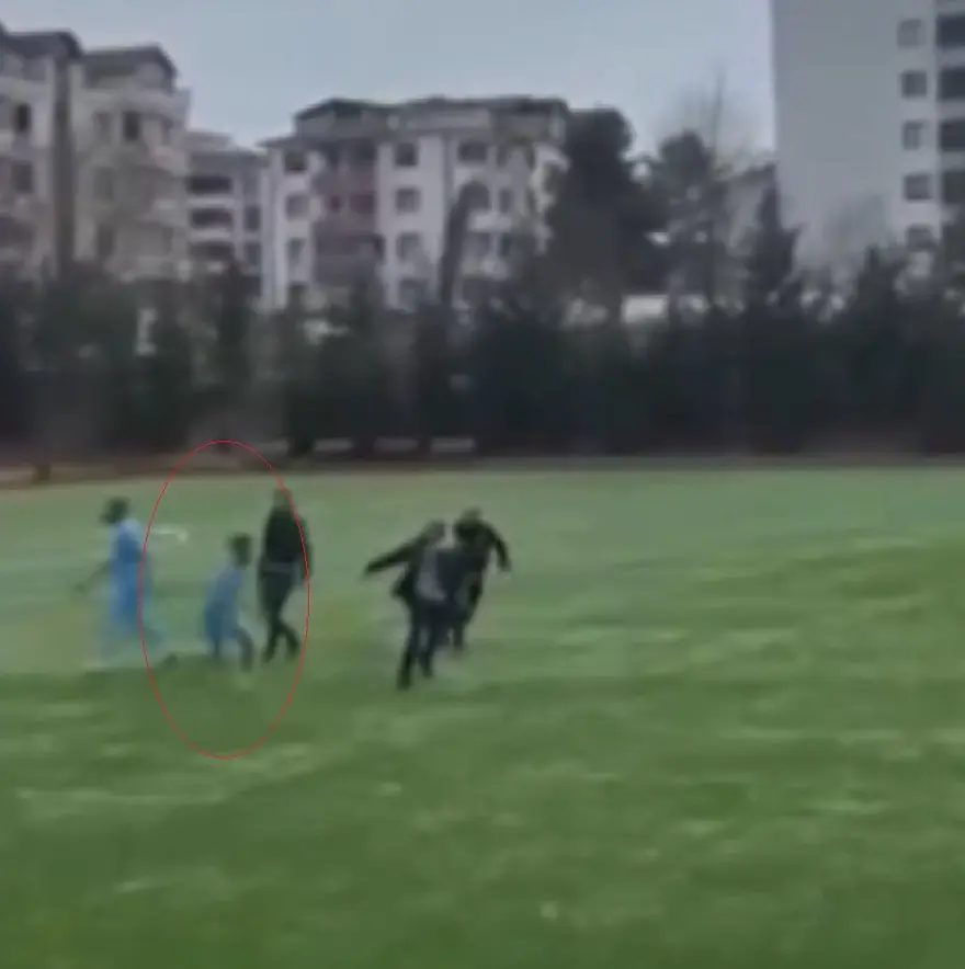 Uzatma dakikalarında gol geldi, futbolcular hakemlere saldırdı: Tekme ve yumruklar havada uçuştu 2 Uzatma dakikalarında gol geldi, futbolcular hakemlere saldırdı: Tekme ve yumruklar havada uçuştu 2