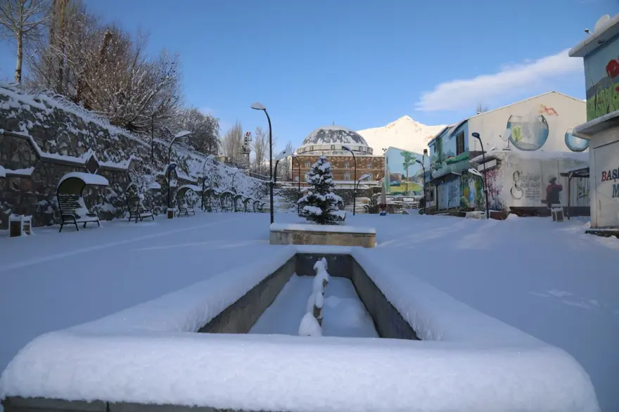 Van'da kar yolları kapattı: 83 yerleşim yerine ulaşım yok 9 Van'da kar yolları kapattı: 83 yerleşim yerine ulaşım yok 9