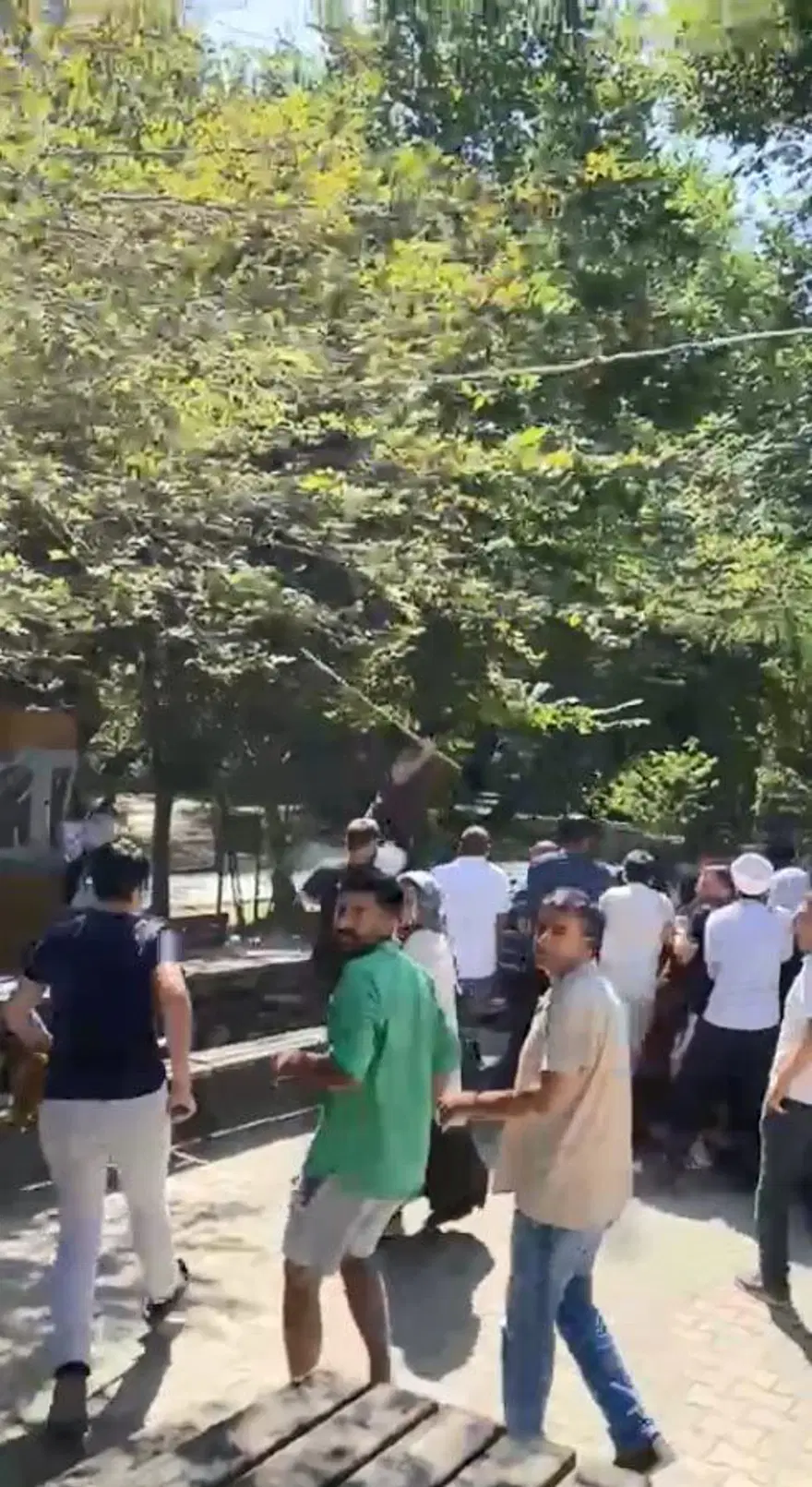 Türbede tekme tokat kavga 3 Türbede tekme tokat kavga 3
