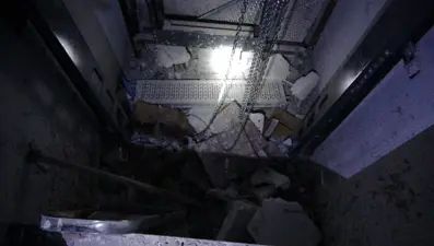 Asansör montajı yapan işçi düşerek ağır yaralandı