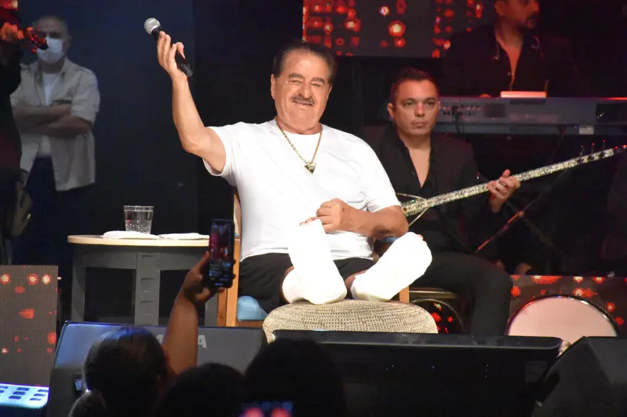 İbrahim Tatlıses ayağındaki kırık ile Çeşme'de sahne aldı 