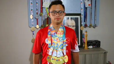 Down sendromlu Emirhan'ın dünya şampiyonasındaki büyük başarısı