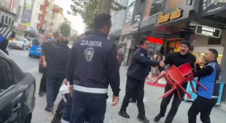 Zabıta ile esnaf arasında sandalye kavgası 8 Zabıta ile esnaf arasında sandalye kavgası 8