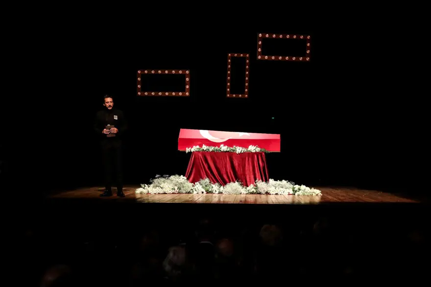 Usta sanatçı Yıldız Kenter son yolculuğuna uğurlandı 3