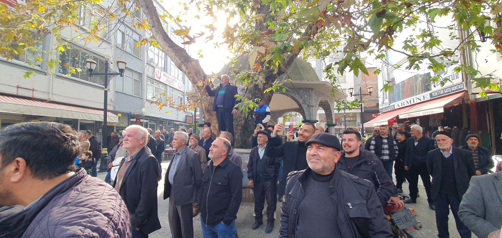 Görenler ceptelefonuna sarıldı! Caddedeki yırtıcı vatandaşı heyecanlandırdı, itfaiye ağatıp yakaladı