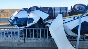 Sivas'ta süt yüklü tır devrildi, sürücü hayatını kaybetti