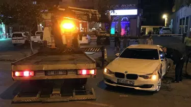 Kaza yaptıkları otomobili terk edip gittiler