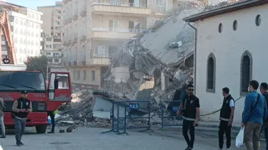 Gaziantep'te hasarlı bina yıkım sırasında çöktü