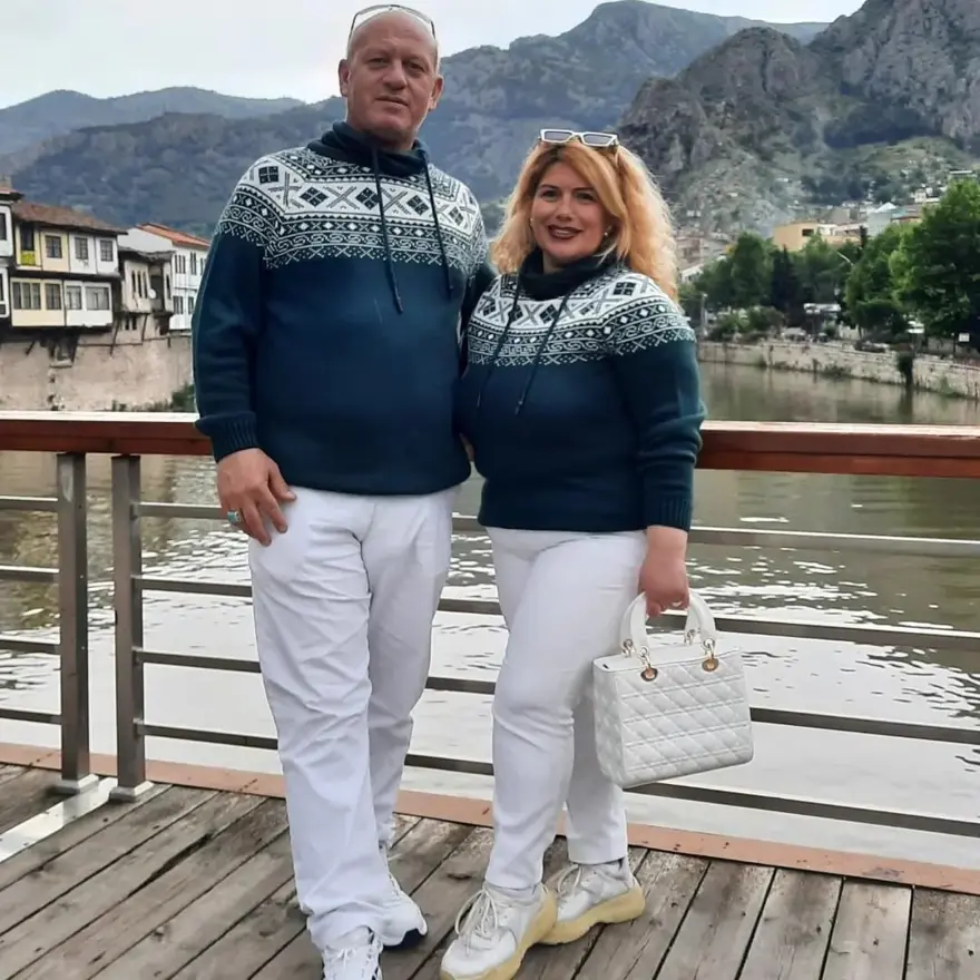 Türkiye'nin en renkli aşıkları: 26 yıldır aynı renk elbiseler giyiyorlar 1 Türkiye'nin en renkli aşıkları: 26 yıldır aynı renk elbiseler giyiyorlar 1