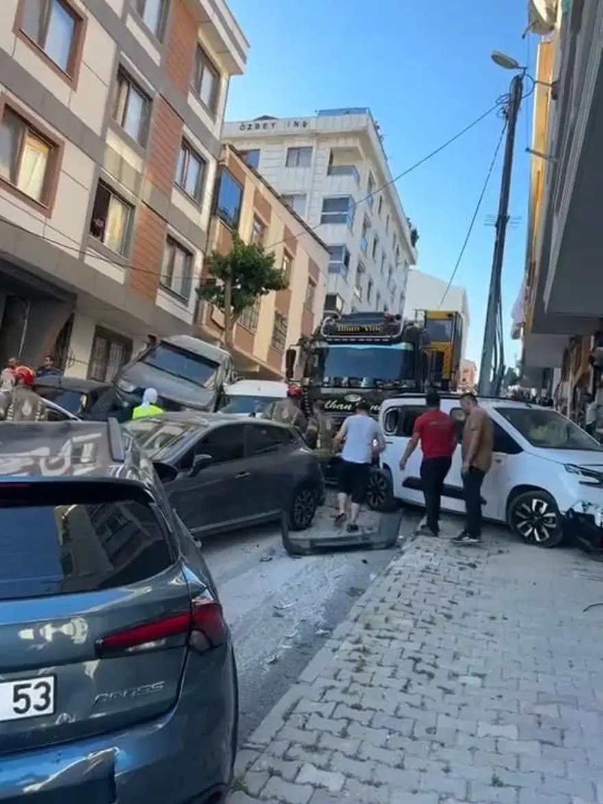 İstanbul'da kayan vinç 23 aracı biçti: Ortalık savaş alanına döndü 2