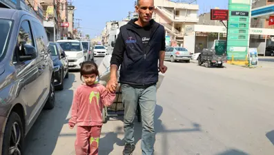 6 yaşındaki Hayrunisa görme engelli babasının gözleri oldu: Kağıt toplarken yanından ayrılmıyor