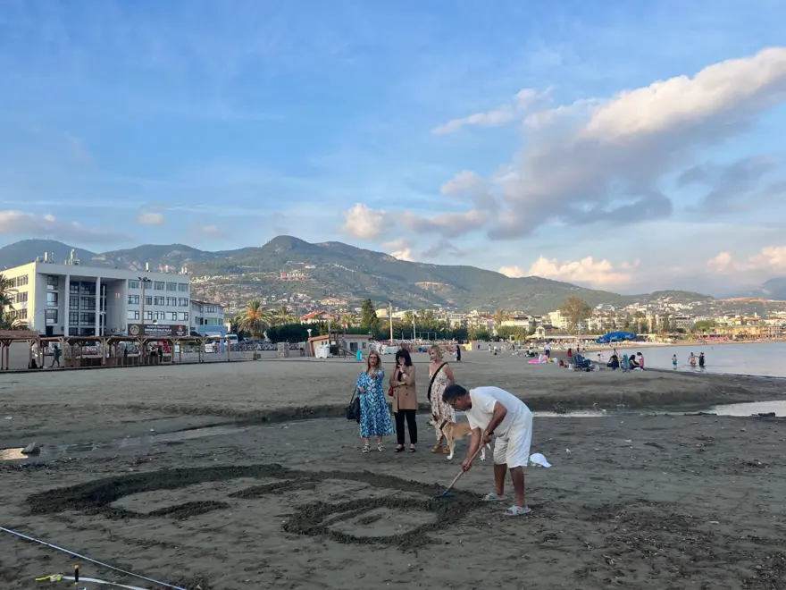 Barış Manço'nun resmini Alanya sahillerine işledi 4